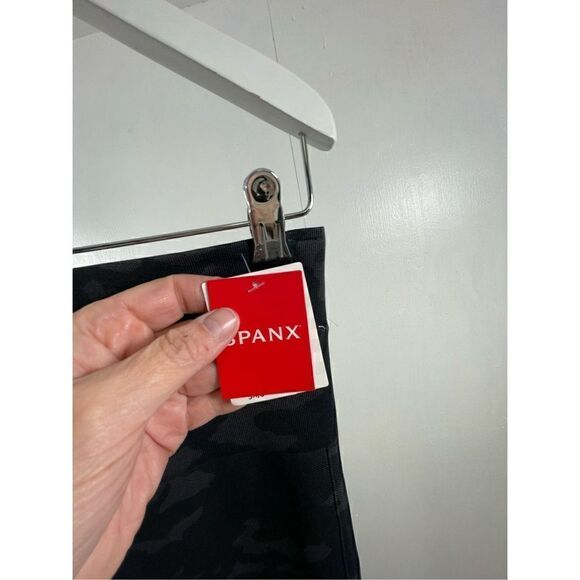 Spanx NWT Look at me Now Black Camo Leggings Size M - Picture 6 of 10